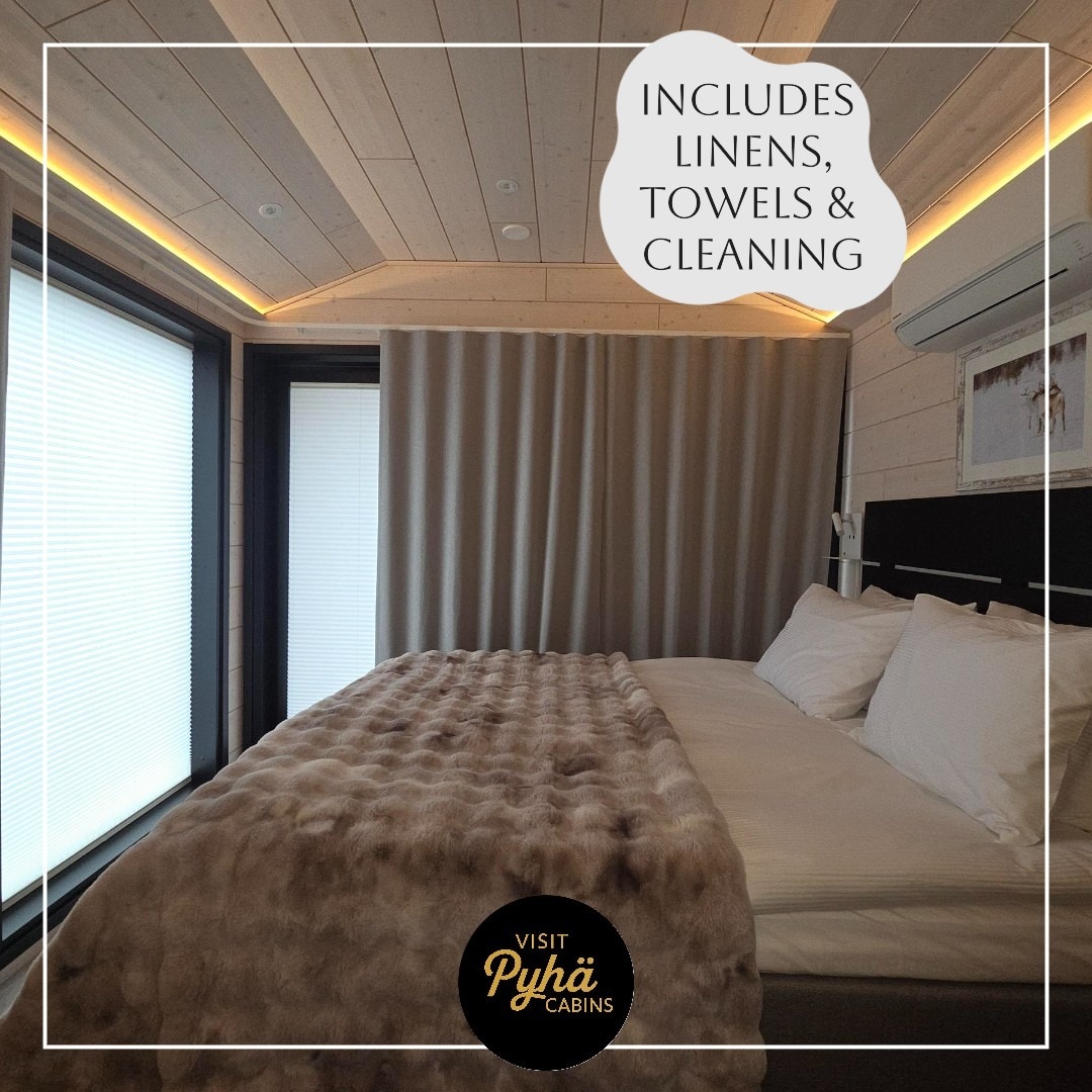 Прозорците са оборудвани с модерни плисирани щори, които се плъзгат плавно в двете посоки и могат да бъдат спрени на всяка височина или прибрани почти изцяло. Вие контролирате светлината, гледката и настроението без усилие.