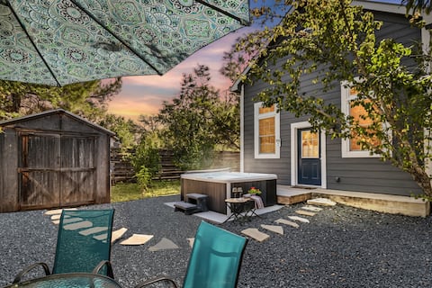 Top Airbnb: Cozy Cottage, Walkable to Main, Private Hot Tub in Fredericksburg