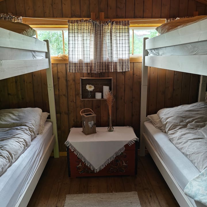 יש להביא מצעים בעצמכם. גודל 140x200 ס"מ על שמיכות. 