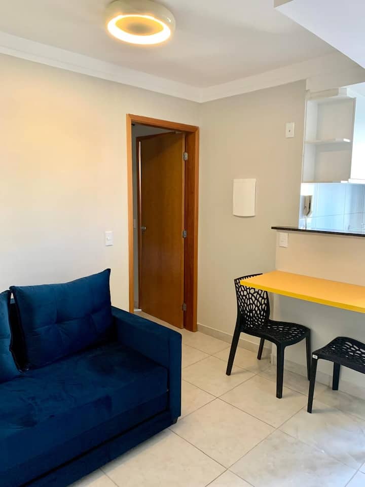 Sala de estar con 1 sofá cama y televisor.
Se adjunta la mesa de comedor con 2 sillas de Elisa.