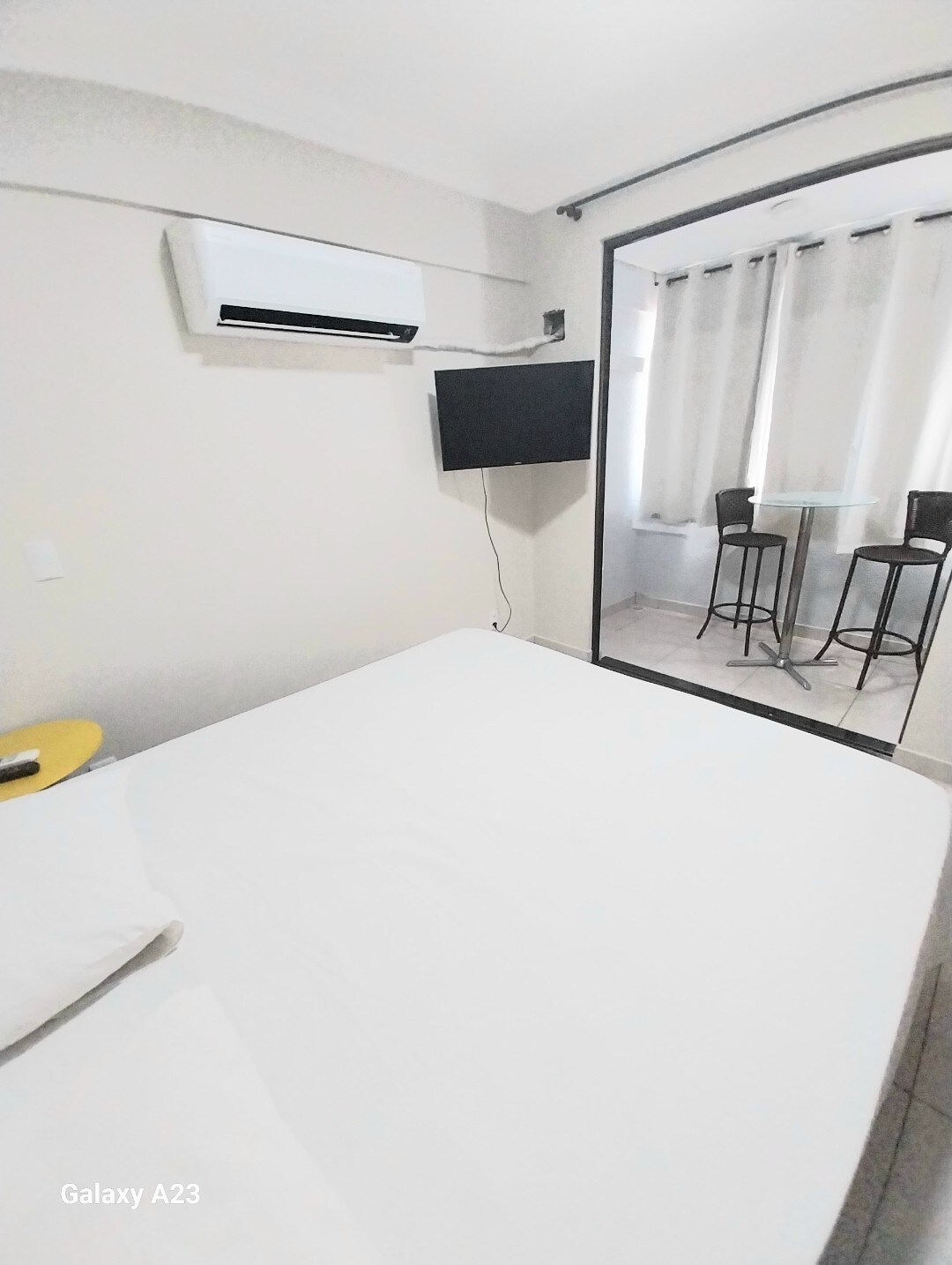 В помещението има 2 единични легла, които са сглобени като двойно. Ако се нуждаете от 2 единични легла, моля, уведомете ни предварително!
