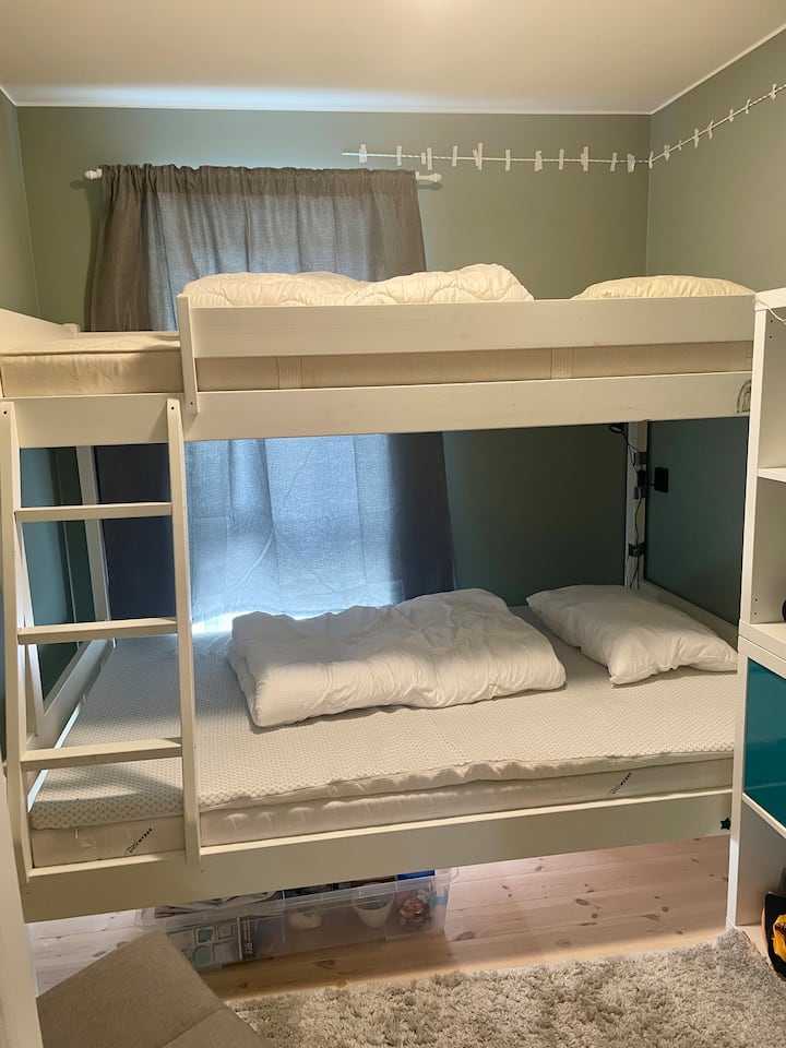 חדר שינה עם מיטת קומותיים. המיטה התחתונה היא 120 ס"מ, המיטה העליונה היא ברוחב 90 ס"מ. 