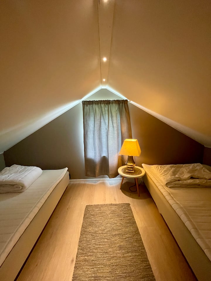 בחדר שינה 2 יש שתי מיטות זוגיות בגודל 140 ס"מ כל אחת