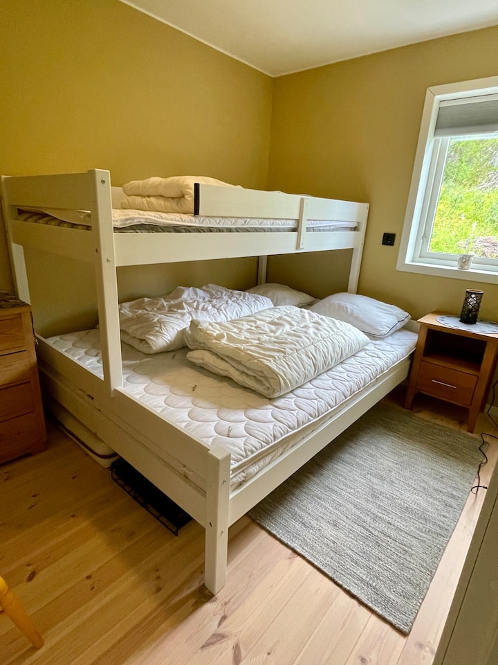 מיטת קומותיים גדולה ונוחה למשפחות, כאשר החלק התחתון ברוחב 150 ס"מ והחלק העליון ברוחב 90 ס"מ