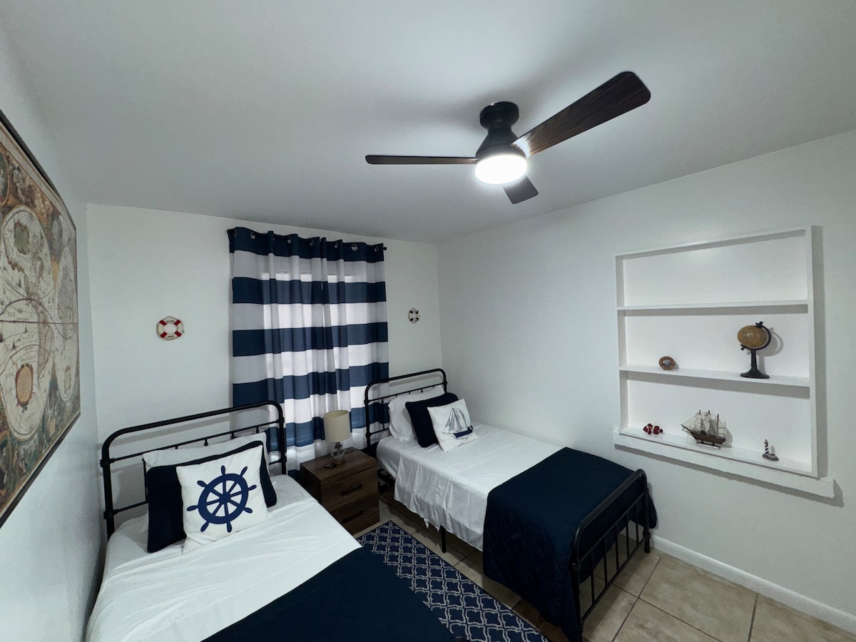 Dva potpuno nova odvojena kreveta s madracima od memorijske pjene širine 8 inča. Uređenje u morskom stilu za užitak gostiju! 