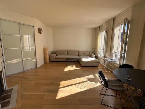 Successful Airbnb property: Prestige parisien, Triangle d'Or in Paris 8e Arrondissement