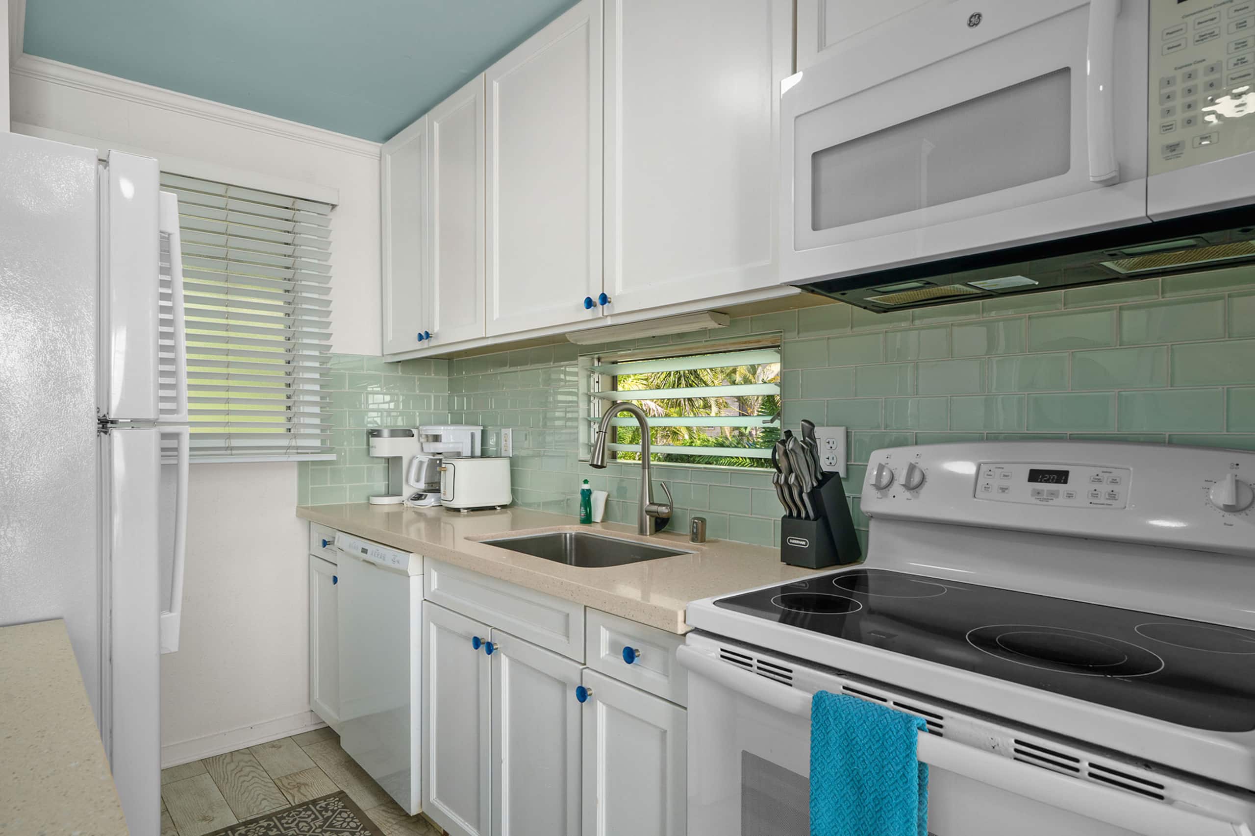 Oceanfront Studio with Panoramic Views - Photo 20