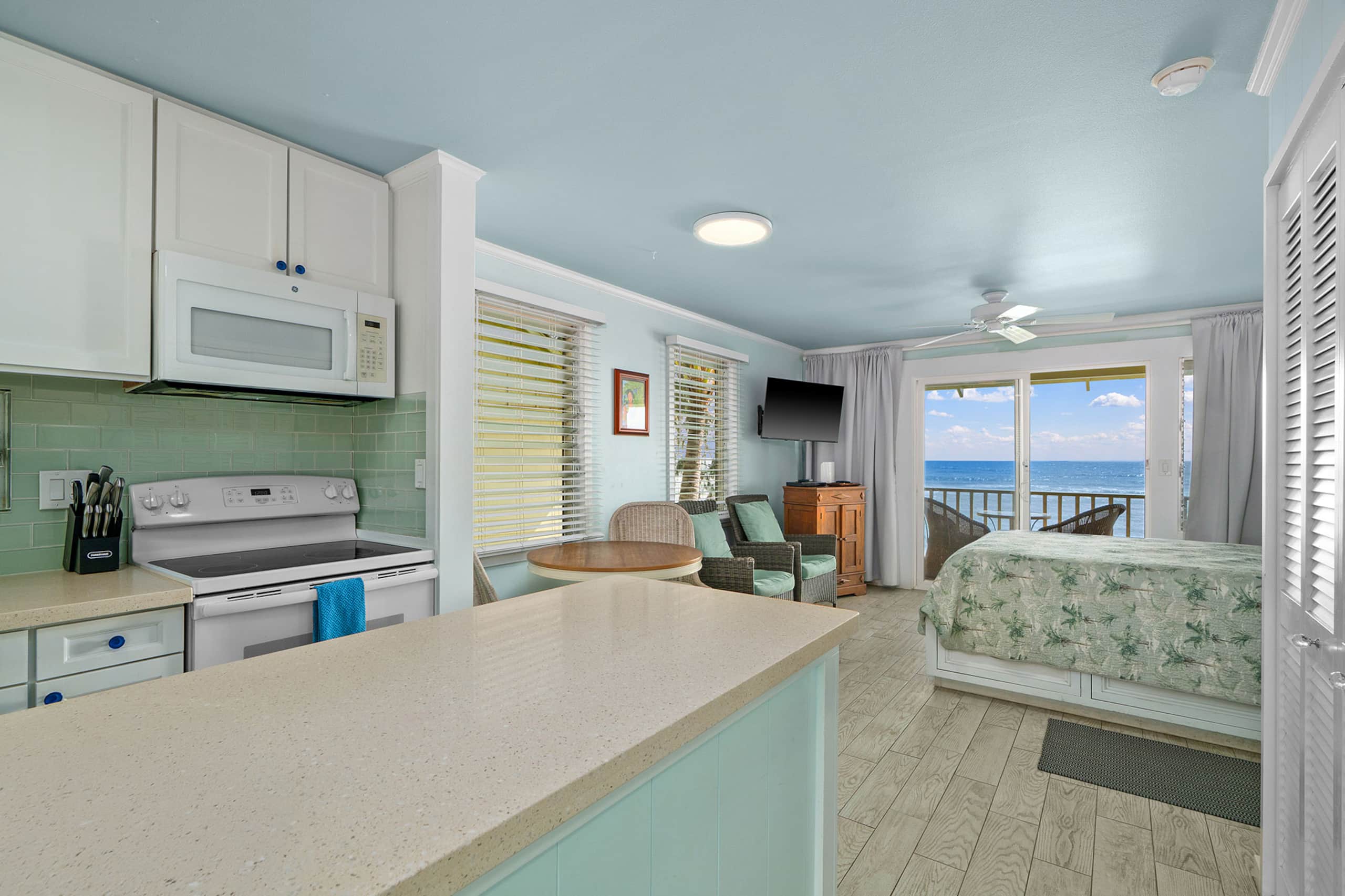 Oceanfront Studio with Panoramic Views - Photo 8