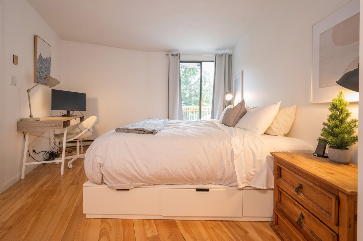 Prostran i udoban prostor s bračnim krevetom (king size), dodatnim toaletnim stolom uz kupaonicu i izravnim izlazom na balkon. Uključuje radni stol s pametnim monitorom, savršen za rad na daljinu ili gledanje serija nakon dana provedenog u planinama.