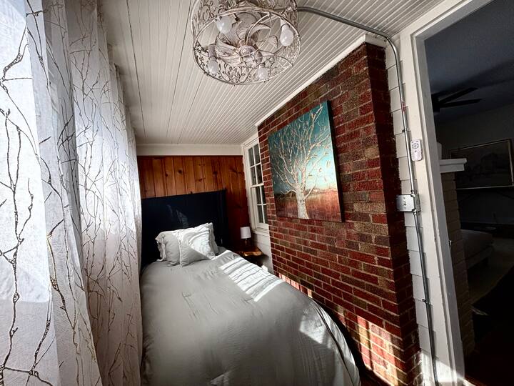 Скриена соба со удобен единечен кревет зад каминот 