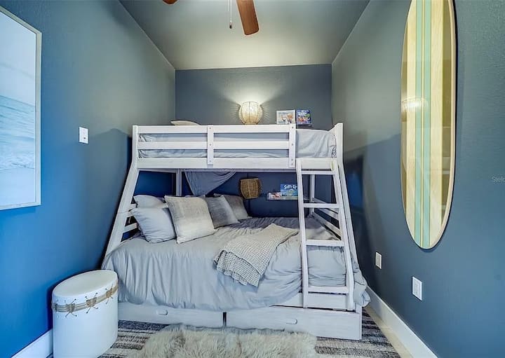 Dos camas en la litera superior y colchón de tamaño completo en la litera inferior. 