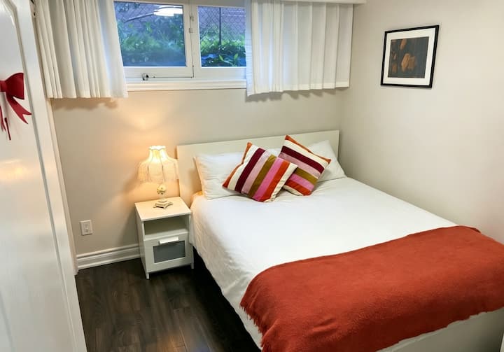 Queen Bed Near Subway Basement Suite Private Bath - Toronto