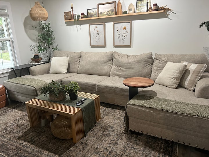 Მთავარი მისაღები ოთახი ლამაზი ბუნებრივი განათებით.