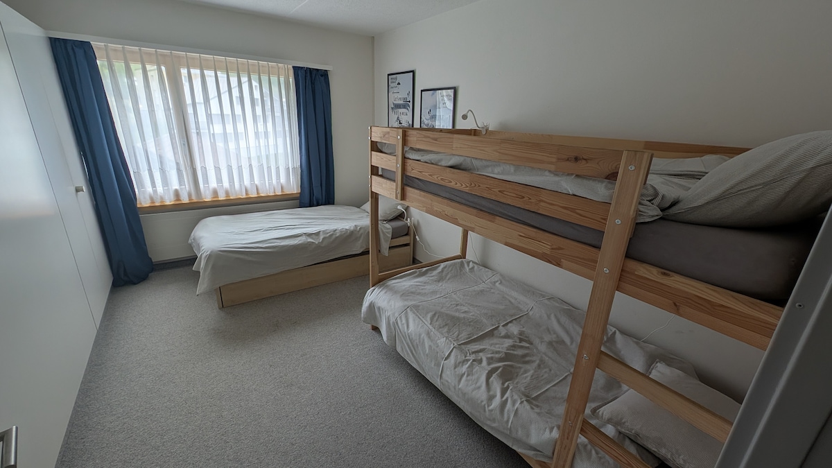 单人床下方有拉出式床，可变成双人床。 儿童房最多可容纳2名成人，或3/4名儿童。 双层床的床垫有点薄，专为儿童设计。 