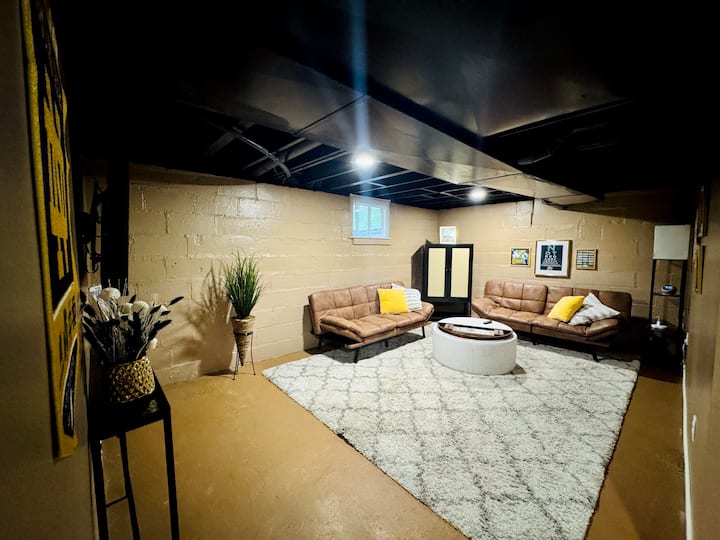 Dein privater Rückzugsort im unteren Stockwerk bietet 2 neue rustikale Futons zum Entspannen oder als zusätzlichen Schlafplatz, einen weichen Teppich und eine von Notre Dame inspirierte Einrichtung. Versammle dich mit anderen vor dem großen Fernseher, um einen Filmmarathon zu veranstalten, gemeinsam Sport zu schauen oder einfach nur einen gemütlichen Abend zu verbringen.

