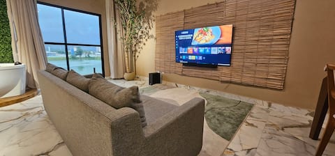 Popular Airbnb listing: Apartment 41: Incredible View, Air Conditioning, King Bed, 65-inch TV in Suzano