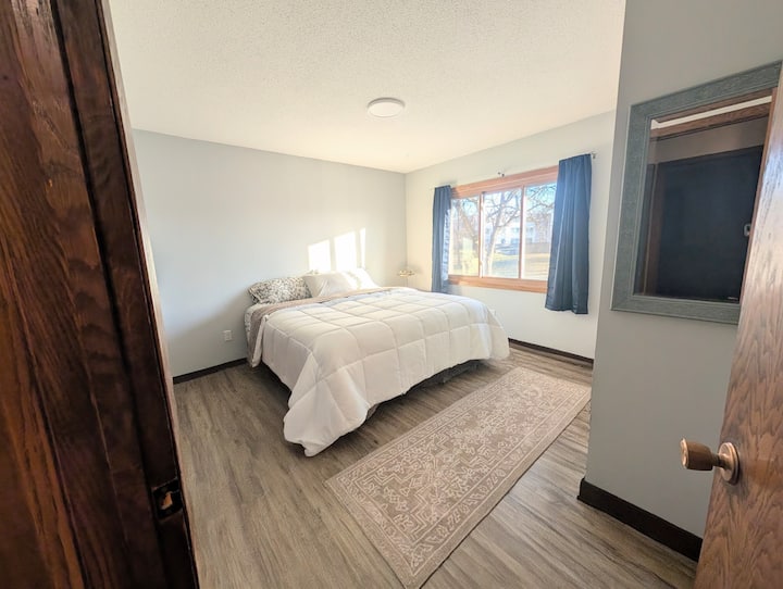 ห้องนอนที่หันหน้าไปทางทิศใต้ที่มีแสงแดดส่องเข้ามาพร้อมกับที่นอนไฮบริดเบียร์รีสต์หรูหราขนาดคิงไซส์