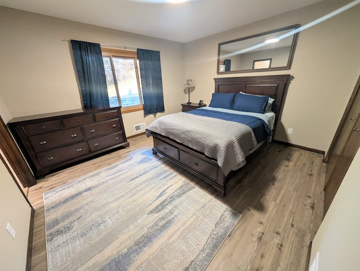 ห้องนอนใหญ่พร้อมห้องน้ำครึ่งห้องที่ติดกัน ผ้าห่มเสริมเก็บไว้ในลิ้นชักเตียง มีพื้นที่เก็บของมากมายในตู้เสื้อผ้าและตู้เครื่องแป้ง เบื้องหลังประตูมีตะขอและชั้นวางตะขอติดผนัง