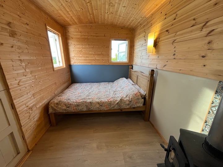Luxury Lakeside Sheppards Hut - Bridgwater