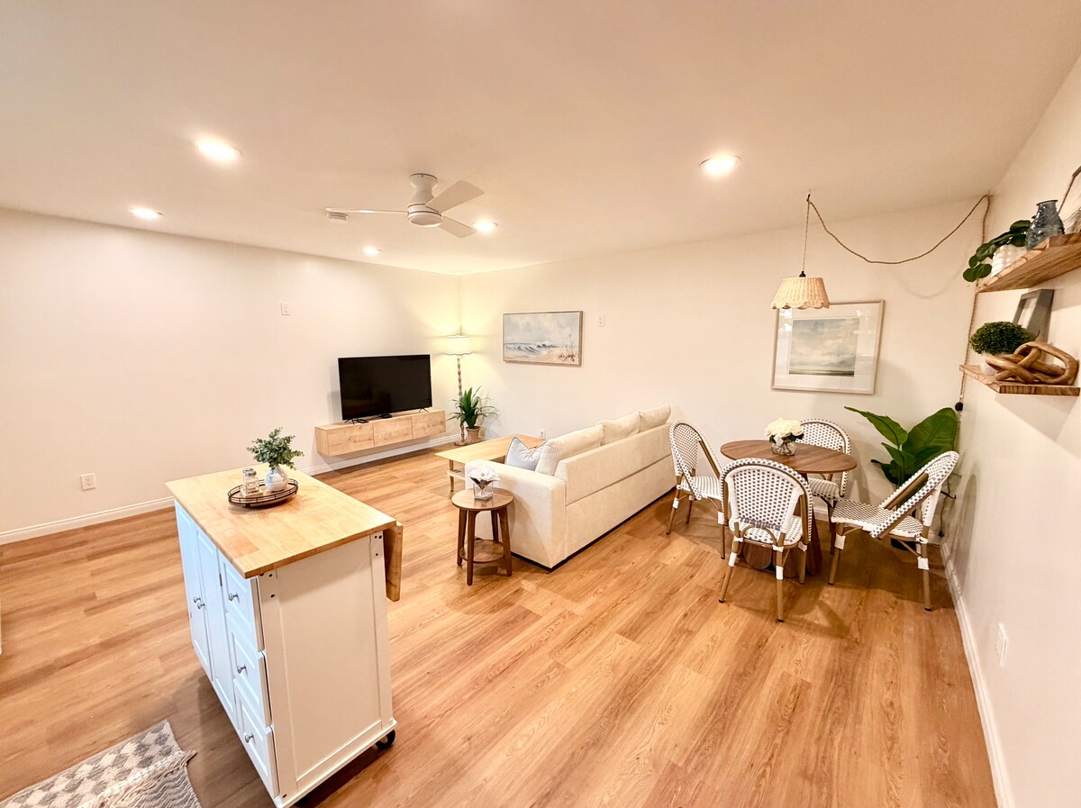 พื้นที่นั่งเล่นขนาดใหญ่เชื่อมต่อกับห้องครัว