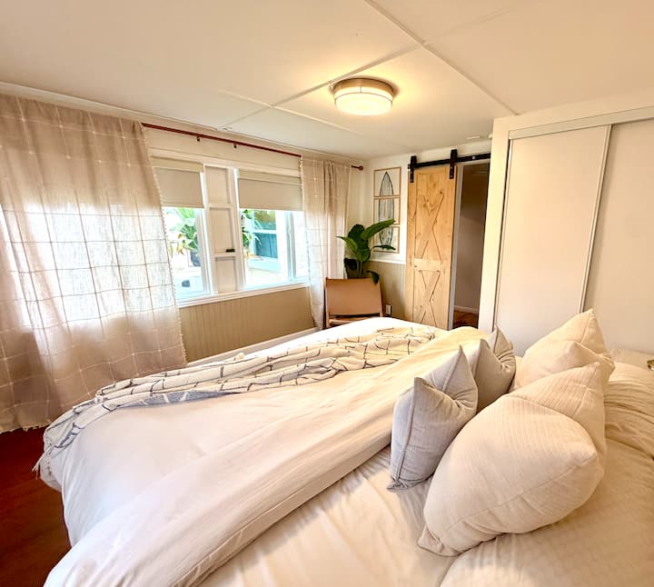 Dormitorio principal con cama tamaño King. 