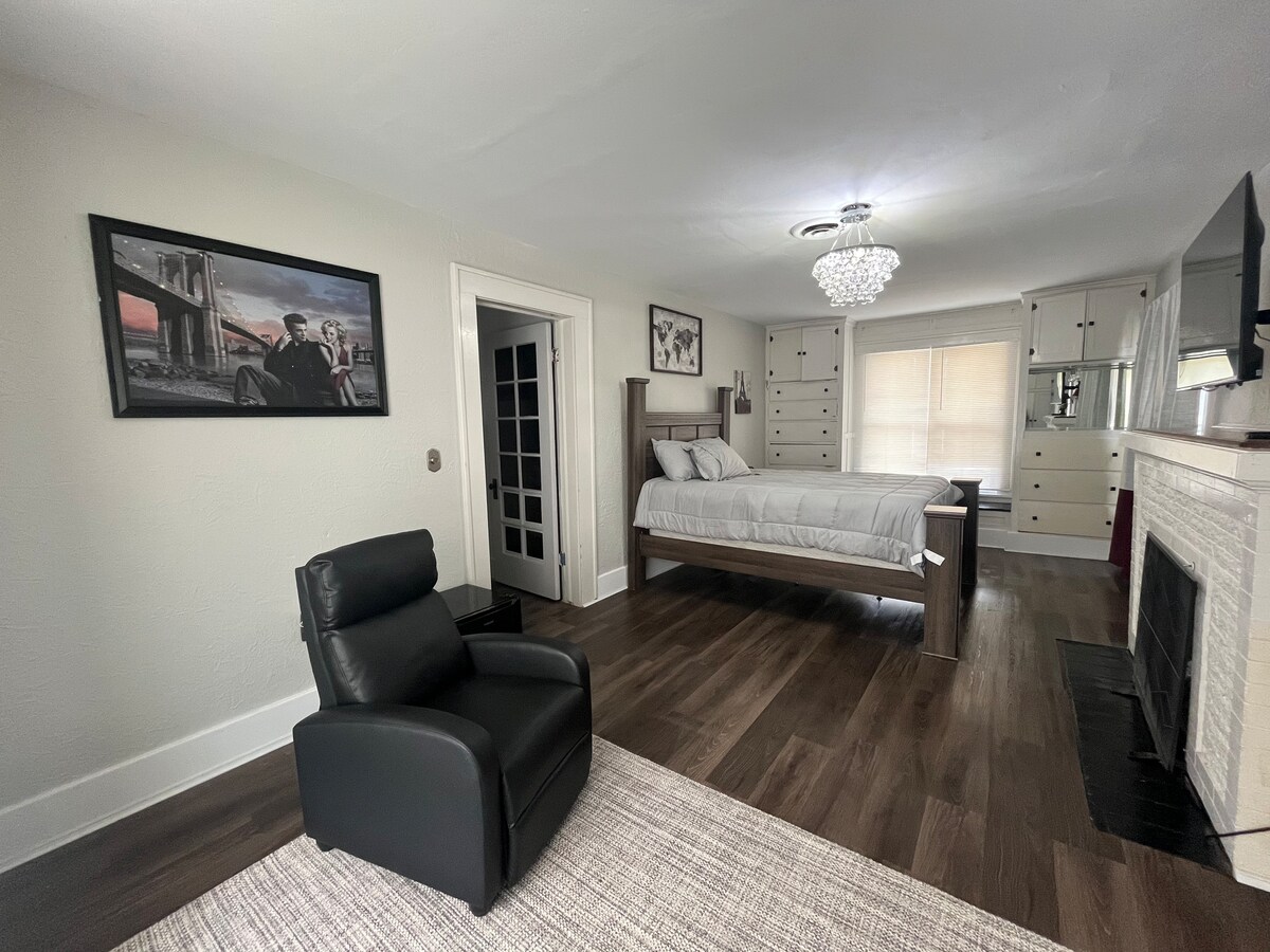 غرفة نوم رئيسية واسعة 
•كرسي بظهر متحرك
•ثلاجة صغيرة 
الطابق العلوي 