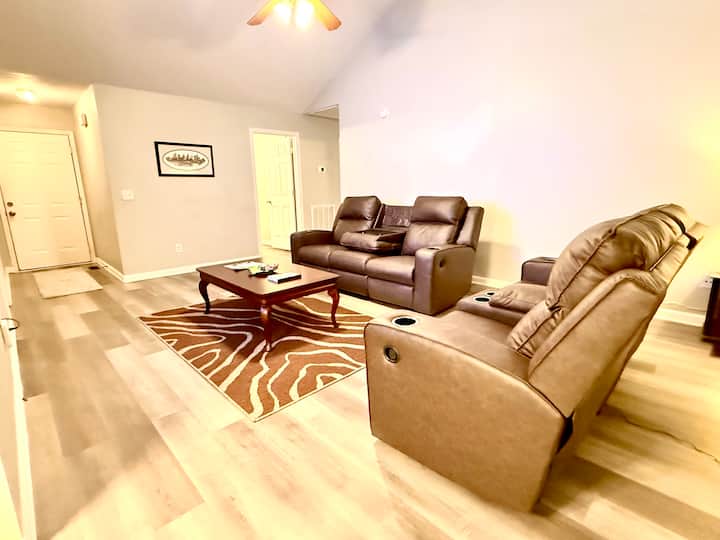 Cozy & Comfortable Family Home Near Mtsu W/ Garage - Murfreesboro, TN