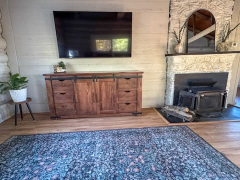 Popular Airbnb listing: Cozy Creekside Cabin in Colorado Springs