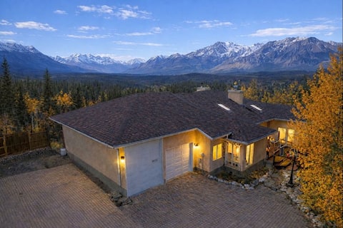 Luxury Home | 2-min Drive to Jasper National Park