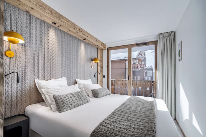 غرفة نوم رئيسية بسرير بحجم كينج