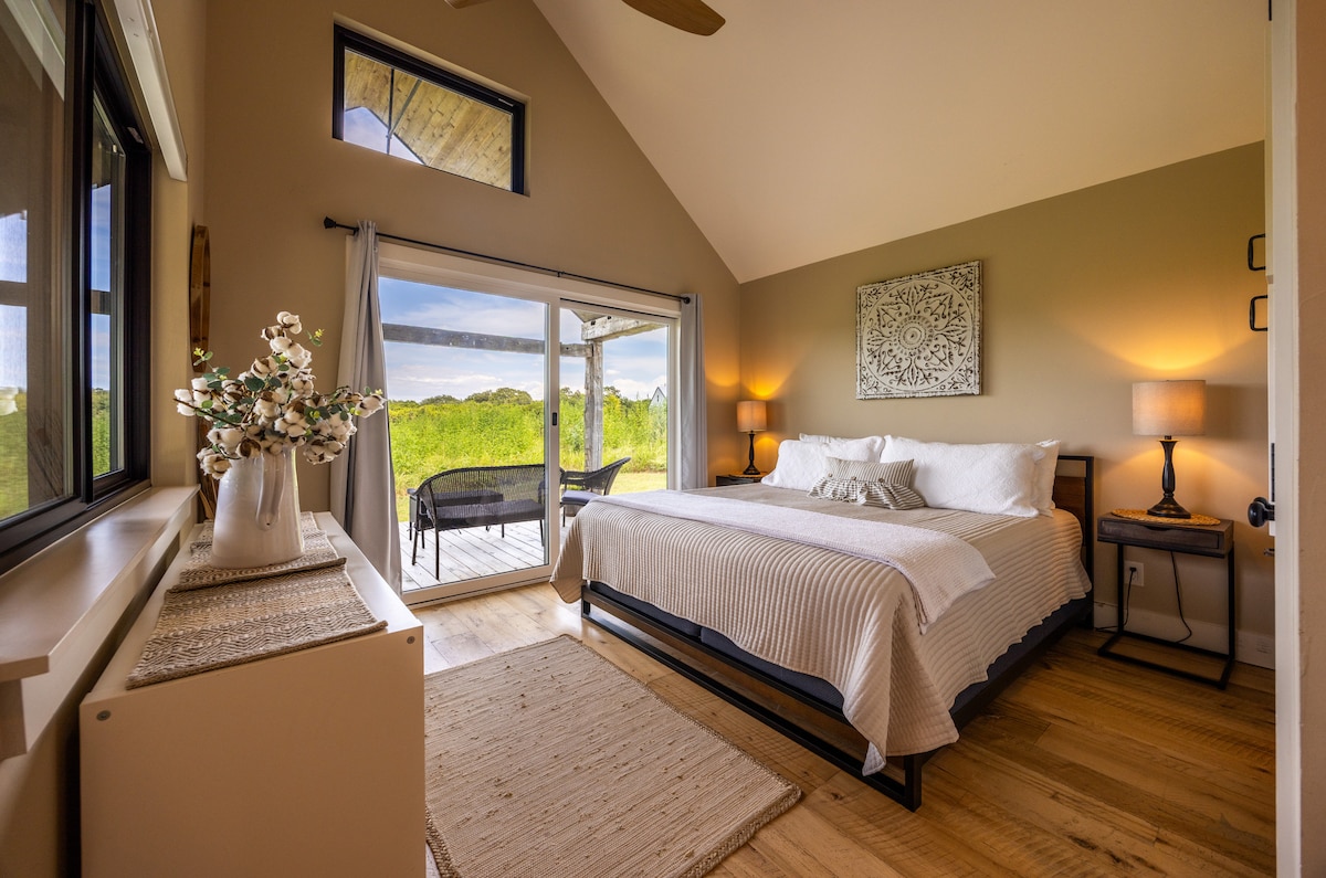 The Hill | Cozy Farmhouse in the Country - Houses for Rent in Waco