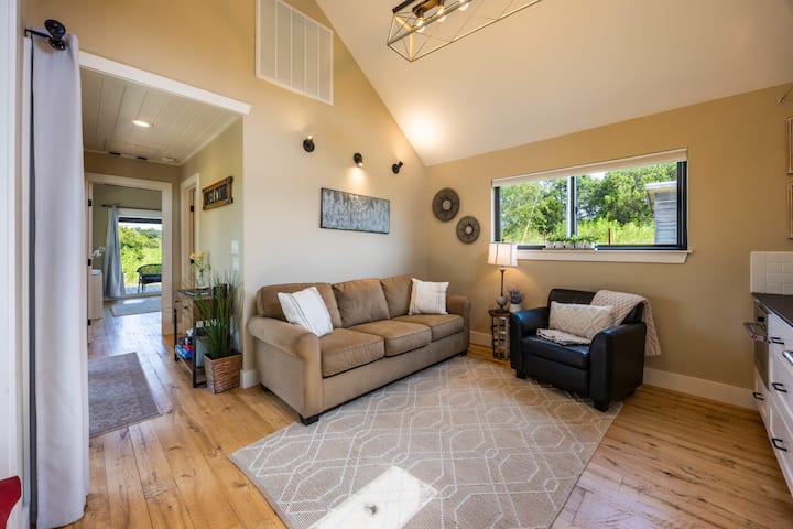 The Hill | Cozy Farmhouse in the Country - Houses for Rent in Waco