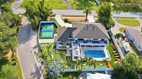 Popular Airbnb listing: Private Resort, Heated Pool, Pickleball, Mini Golf in West Bradenton