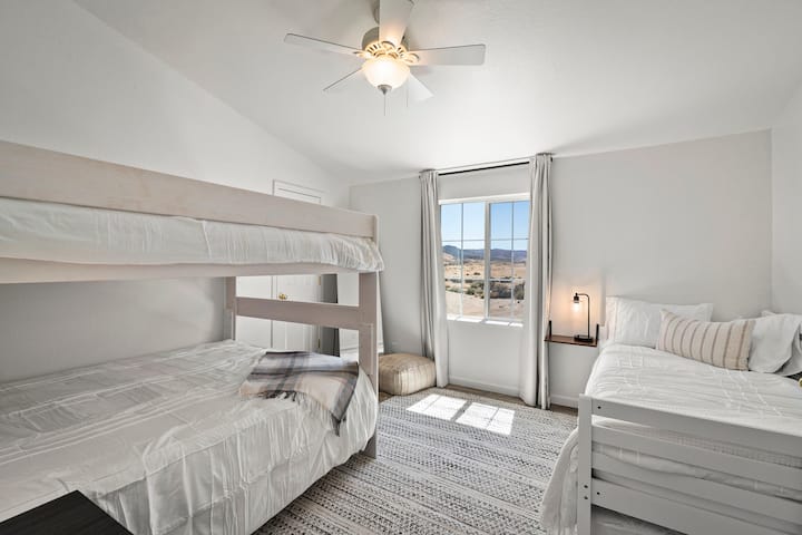 带拉出式单人床的双层床。 标准双人床上方有标准双人床，上层 