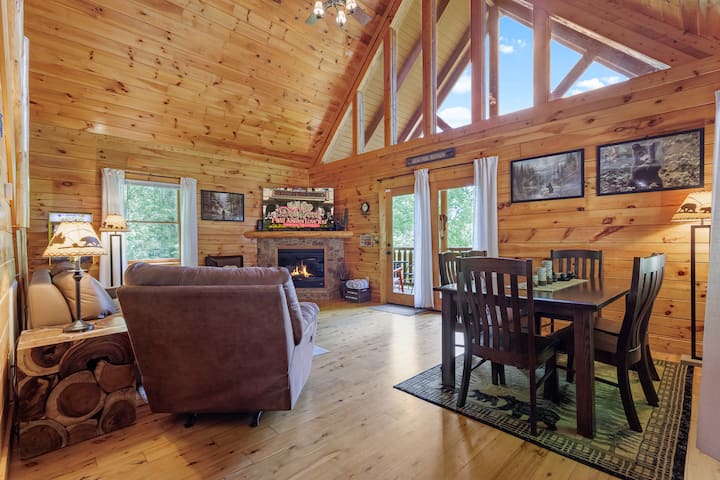 Prime Location Cabin 2 King En Suites & Hot Tub - Gatlinburg, TN
