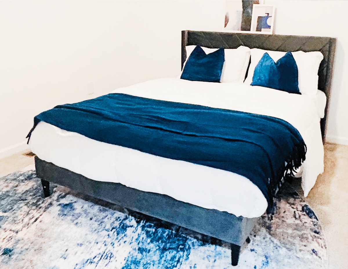 第二间卧室位于楼下-标准双人床、独立全功能卫生间。