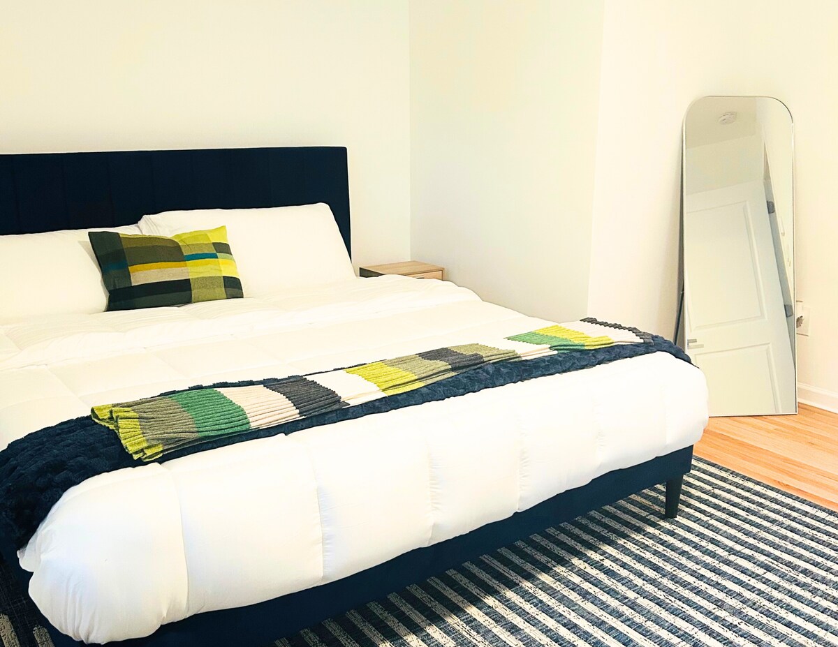 主卧配备全套卫生间和智能电视。 