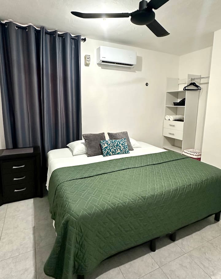 House with A/C, Multiplaza Oxxo | 12 min to the boardwalk in Chetumal, Mexico