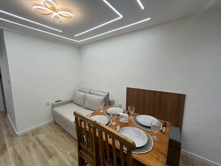 Višenamjenski i ugodni prostor, sa stolom za blagovanje za 4 osobe i kaučom na razvlačenje za 2 osobe, idealan za obiteljske obroke, trenutke odmora ili rad na daljinu tijekom boravka u Loftu Pontal Beach.