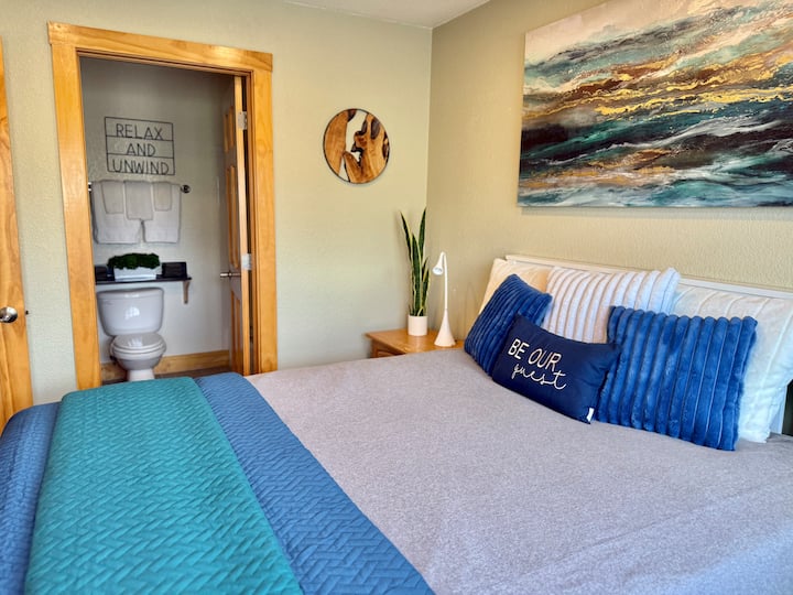 全新豪华Doctor's Choice标准双人床垫。  
带USB充电口的可调光夜灯。 
卧室和走廊均可使用套房卫生间。 