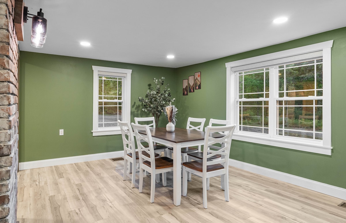Dining area image 2 at Misty Hollow Acres in Emporium