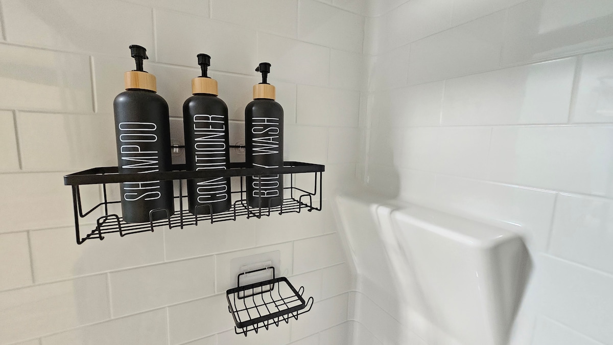Full bathroom 1 image 2 at Misty Hollow Acres in Emporium
