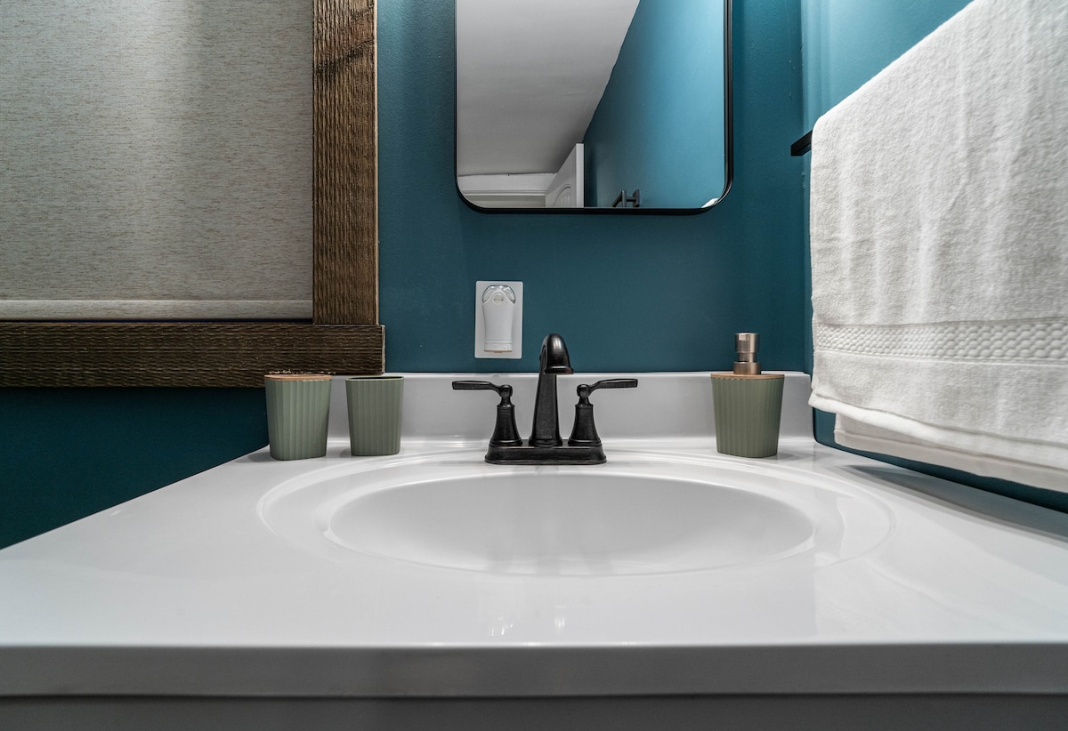 Full bathroom 2 image 3 at Misty Hollow Acres in Emporium