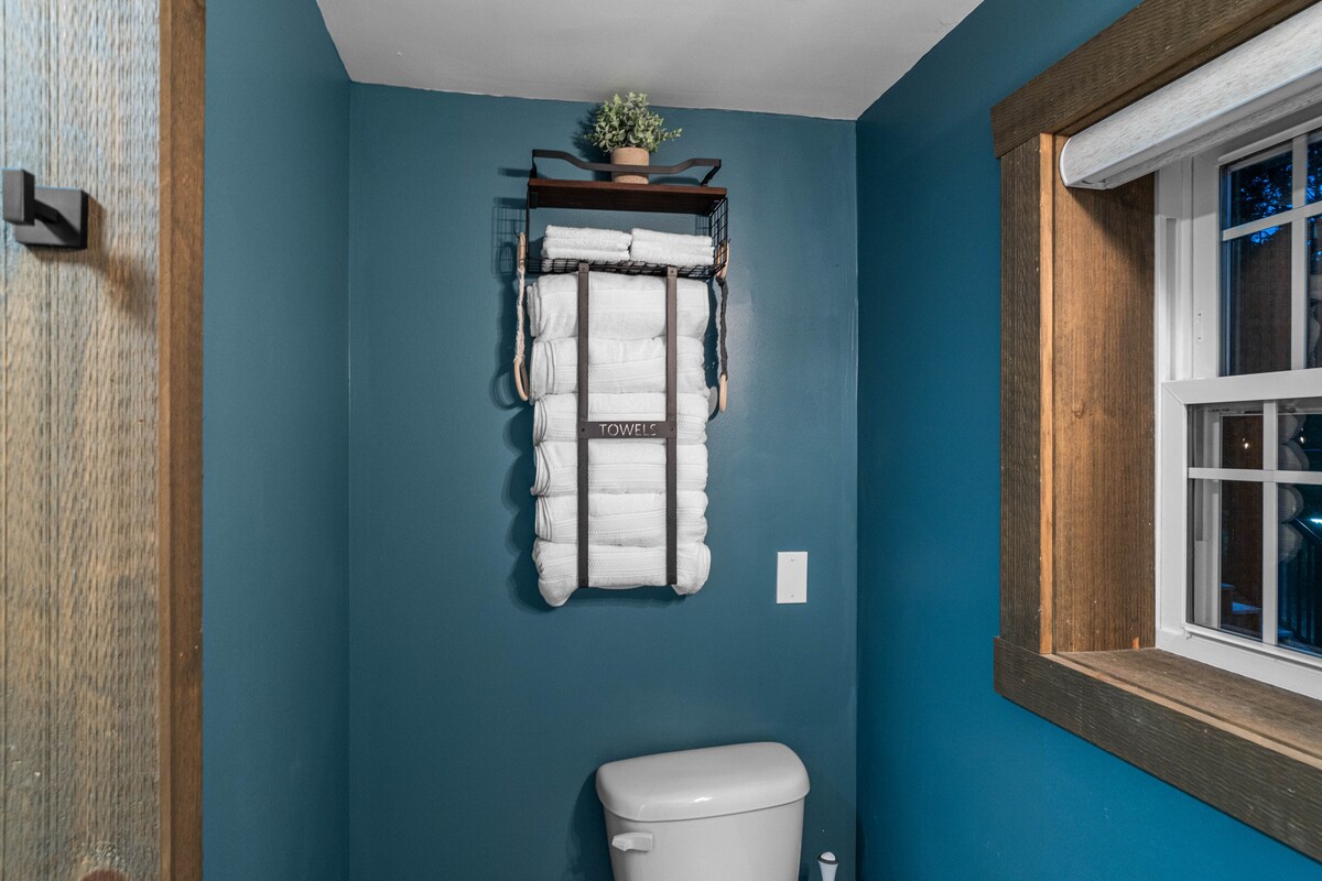 Full bathroom 2 image 2 at Misty Hollow Acres in Emporium