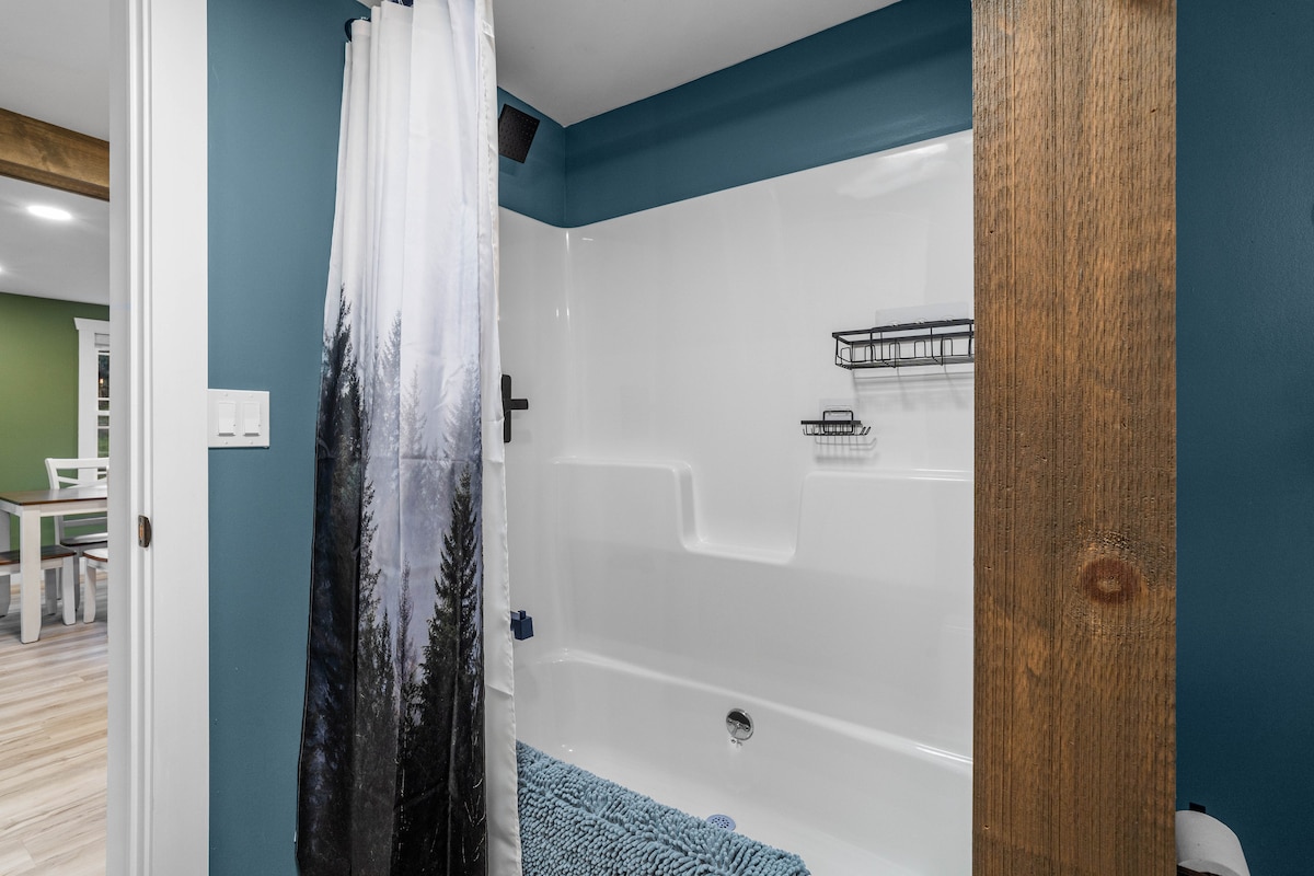 Full bathroom 2 image 4 at Misty Hollow Acres in Emporium