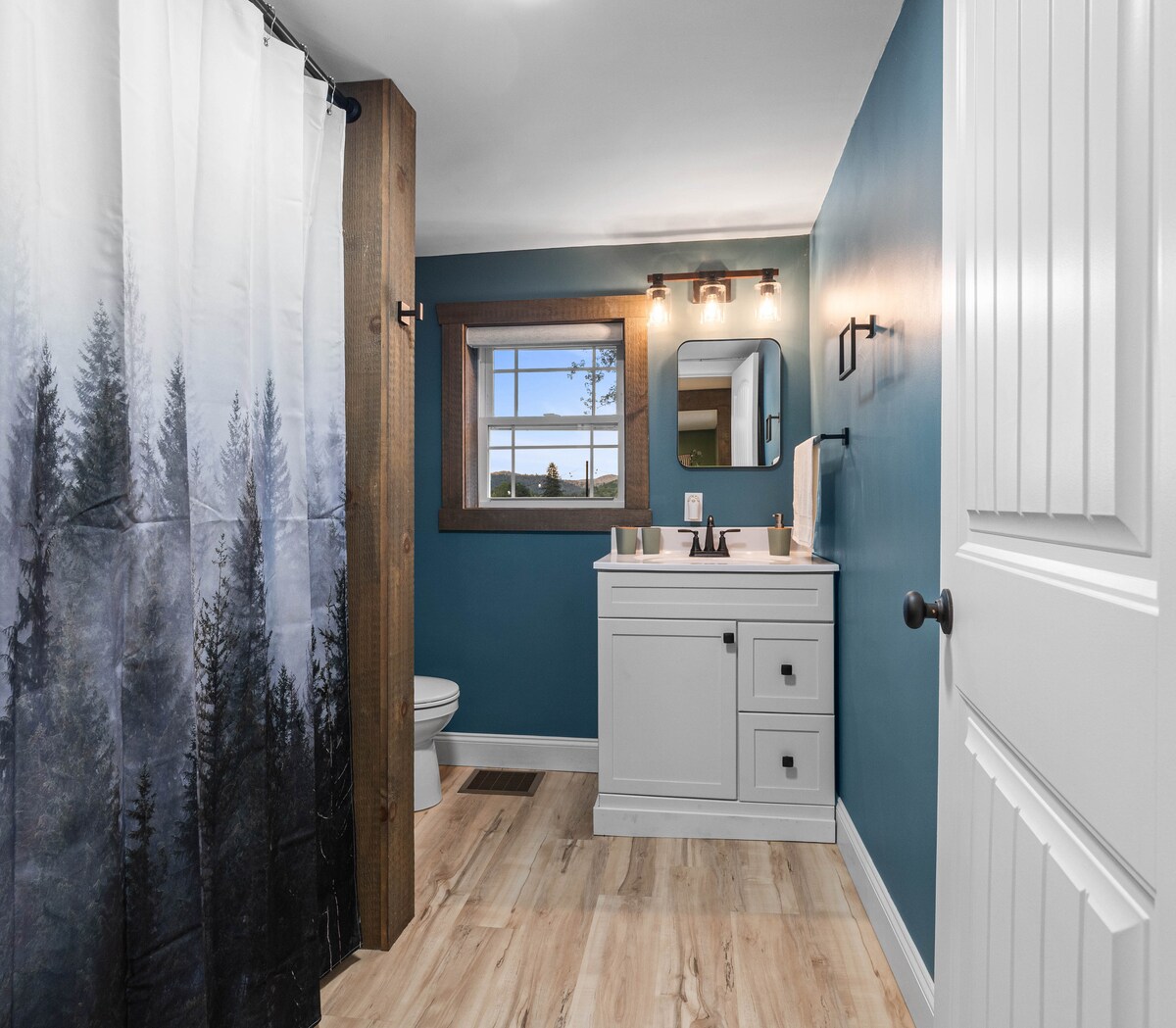 Full bathroom 2 image 1 at Misty Hollow Acres in Emporium