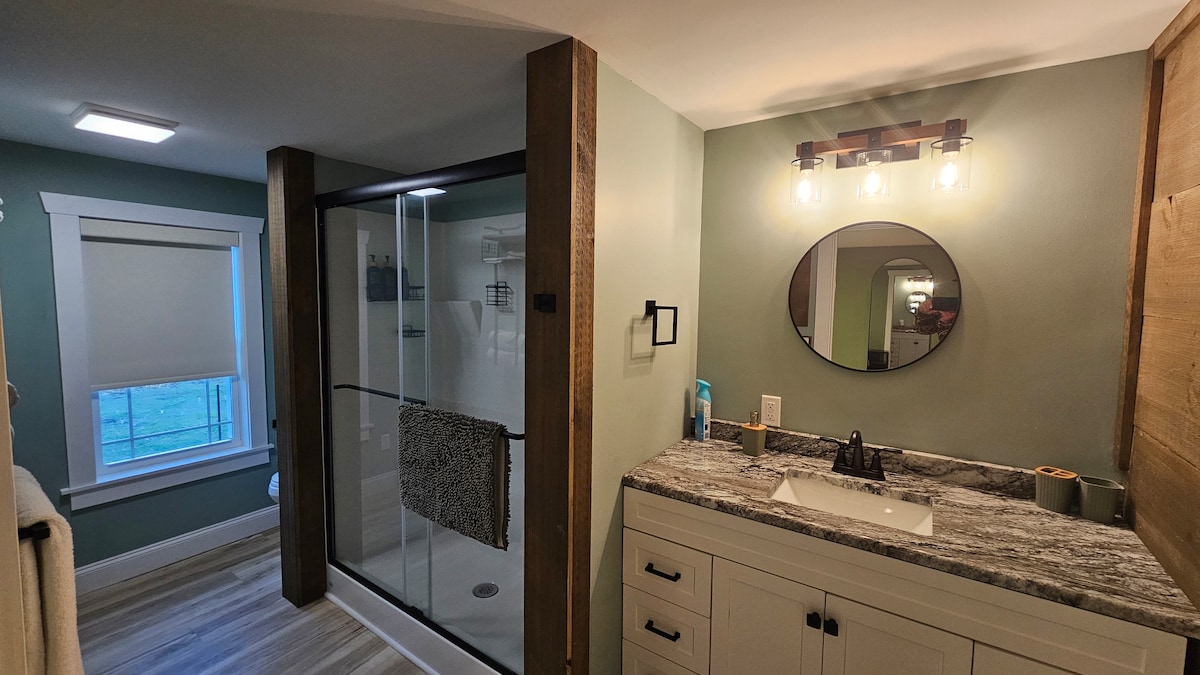 Full bathroom 1 image 1 at Misty Hollow Acres in Emporium