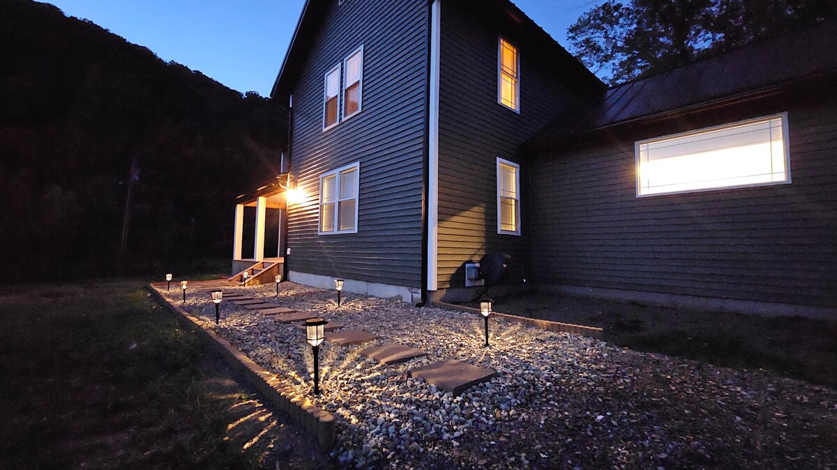 Exterior image 7 at Misty Hollow Acres in Emporium