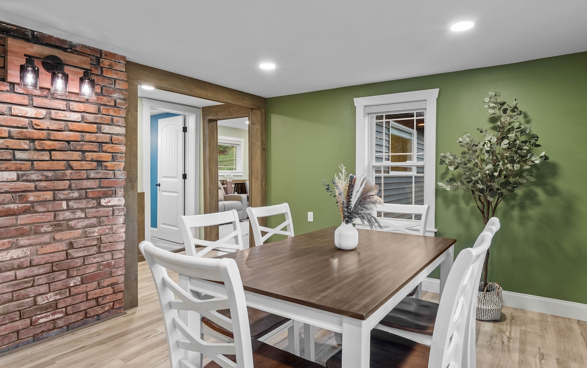 Dining area image 1 at Misty Hollow Acres in Emporium