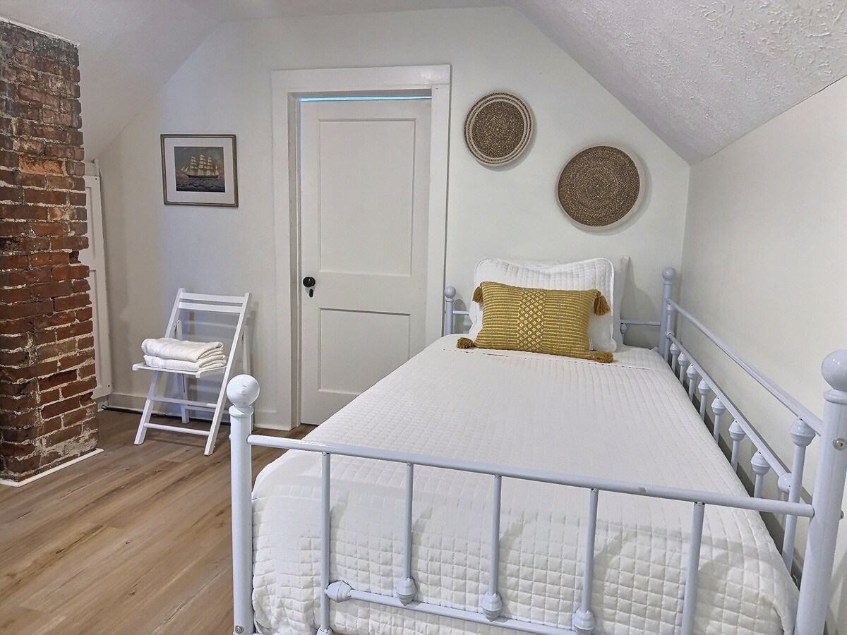 Toto je dvojlôžko v otvorenom priestore v hornej časti schodov – nie sú tu žiadne dvere a nie je to samostatná spálňa